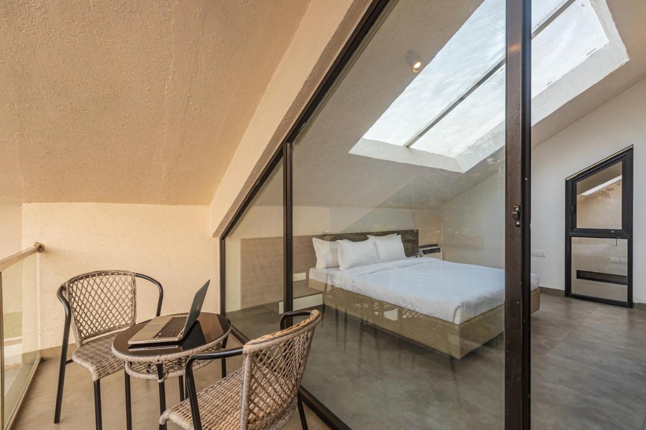 Saffronstays Stargazer, Karjat - Luxury Pool Villa With Lake View Bagian luar foto