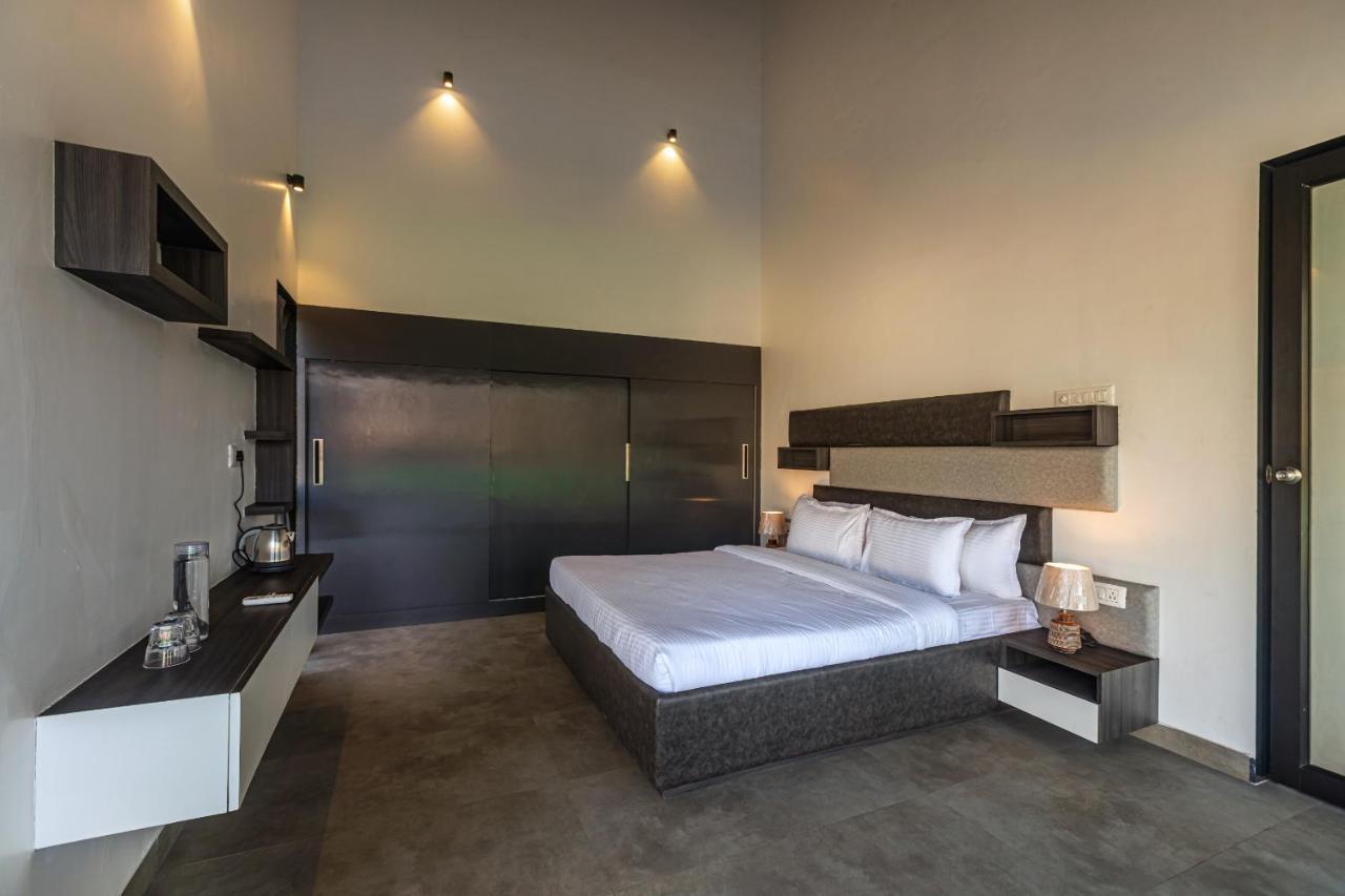 Saffronstays Stargazer, Karjat - Luxury Pool Villa With Lake View Bagian luar foto