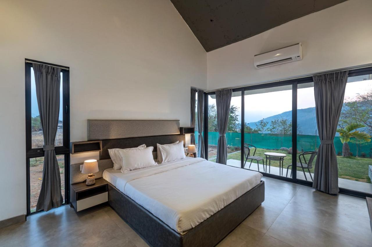 Saffronstays Stargazer, Karjat - Luxury Pool Villa With Lake View Bagian luar foto